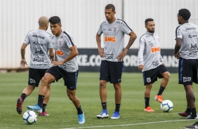 Roni, Joo Victor e companheiros no ltimo treino do Corinthians antes do jogo contra o Gois