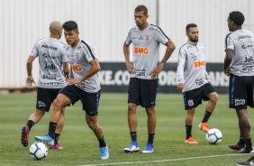 Roni, João Victor e companheiros no último treino do Corinthians antes do jogo contra o Goiás
