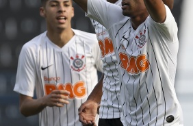 Vitinho comemora seu gol contra o Botafogo, pelo Brasileiro Sub-20