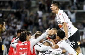 Avelar e elenco durante derrota para o Cruzeiro, pelo Campeonato Brasileiro, na Arena Corinthians