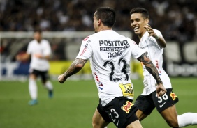 Fagner e Pedrinho durante derrota para o Cruzeiro, pelo Campeonato Brasileiro, na Arena Corinthians