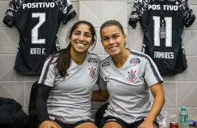 Katiscia e Tamires durante jogo contra o Libertad/Limpeo pela Libertadores Feminina 2019