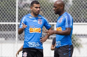 Sornoza e Vagner Love no treinamento desta tera-feira no CT Joaquim Grava