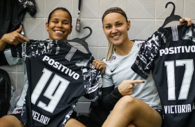 Victria e Crivelari durante jogo contra o Libertad/Limpeo pela Libertadores Feminina 2019