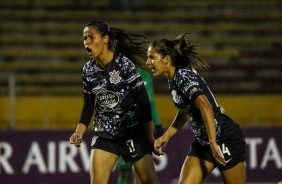 Victria e Millene durante jogo contra o Libertad/Limpeo pela Libertadores Feminina 2019