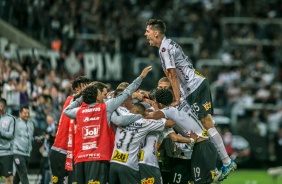 Avelar e companheiros comemorando o gol de Fagner, diante o Cruzeiro, na Arena