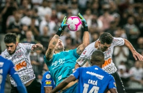 Méndez e Avelar em duelo contra o Cruzeiro, pelo Campeonato Brasileiro, na Arena Corinthians