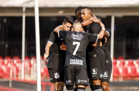 Elenco Sub-20 do Corinthians comemora gol contra o So Paulo, pelo Brasileiro da categoria