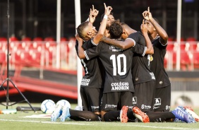 Jogadores do Corinthians Sub-20 comemorando gol contra o So Paulo, pelo Brasileiro