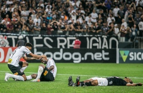 Gustavo e Love durante clssico contra o Santos, na Arena Corinthians