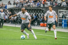 Love e Vital durante clssico contra o Santos, na Arena Corinthians