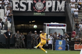 Arqueiro Cássio durante jogo contra o Santos, na Arena Corinthians, pelo Brasileirão