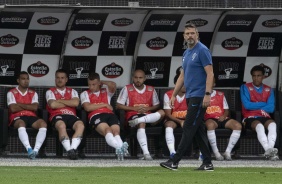 Auxiliar Cuca durante jogo contra o Santos, na Arena Corinthians, pelo Brasileiro