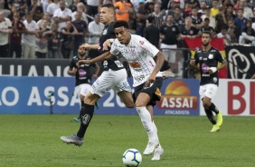 Gustavo durante jogo contra o Santos, na Arena Corinthians, pelo Brasileirão