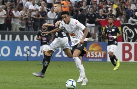 Gustavo durante jogo contra o Santos, na Arena Corinthians, pelo Brasileiro