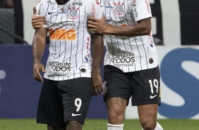 Love e Gustavo durante jogo contra o Santos, na Arena Corinthians, pelo Brasileirão