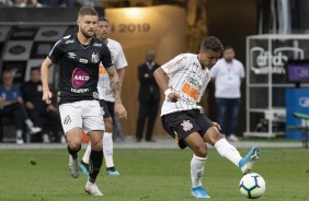 Pedrinho durante jogo contra o Santos, na Arena Corinthians, pelo Brasileirão