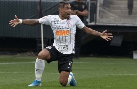 Urso durante jogo contra o Santos, na Arena Corinthians, pelo Brasileiro