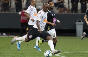 Vagner Love durante jogo contra o Santos, na Arena Corinthians, pelo Brasileiro