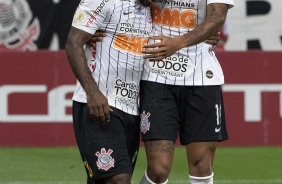 Vagner Love e Gustavo durante jogo contra o Santos, na Arena Corinthians, pelo Brasileirão