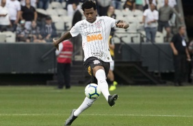 Zagueiro Gil durante jogo contra o Santos, na Arena Corinthians, pelo Brasileirão