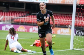 Crivelari comemorando seu gol contra o São Paulo, pelo Paulista Feminino