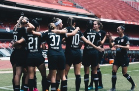 Elenco feminino comemora gol na final contra o São Paulo, pelo Paulista da categoria