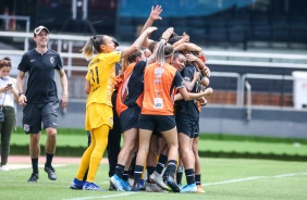 Jogadoras do Corinthians comemorando vitória sobre o São Paulo, pelo Paulista Feminino