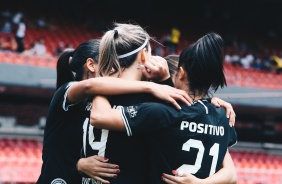 Jogadoras do Corinthians feminino comemoram o nico gol no primeiro jogo da final do Paulista