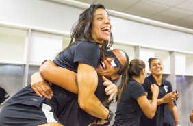 Meninas do Corinthians comemorando sua vitória na final do Paulista da categoria