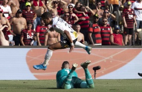 Pedrinho durante jogo contra o Flamengo, no Maracan, pelo Brasileiro