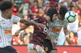 Pedrinho e Urso durante jogo contra o Flamengo, no Maracan, pelo Brasileiro
