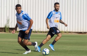 Daniel e Clayson durante primeiro treino comandado por Dyego Coelho, no CT Joaquim Grava