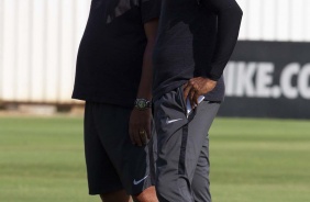 Mauro e Coelho comandando o primeiro treino sem Carille