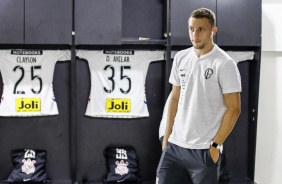 Carlos Augusto no vestiário antes do jogo contra o CSA, pelo Brasileirão