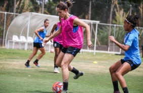 Jogadoras do Corinthians Feminino realizam treinamento no CT da base