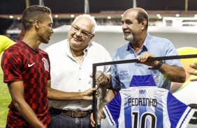 Pedrinho recebe homenagem do CSA, seu primeiro clube