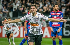 Boselli comemorando seus gols contra o Fortaleza, na Arena Corinthians, pelo Brasileiro