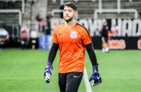 Caíque França se aquece para duelo contra o Fortaleza, na Arena Corinthians