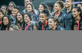 Corinthians Feminino exibe taça da Libertadores 2019 durante duelo contra o Fortaleza
