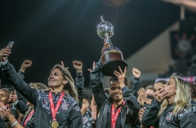 Jogadoras do Feminino exibem taça da Libertadores 2019
