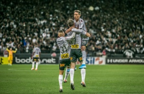 Jogadores do Timão durante partida contra o Fortaleza, pelo Brasileiro, na Arena Corinthians