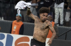 Júnior Urso comemora seu gol contra o Fortaleza, pelo Campeonato Brasileiro, na Arena
