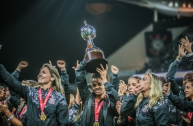 Meninas do Feminino exibiram taça da Libertadores na Arena, durante jogo contra o Fortaleza