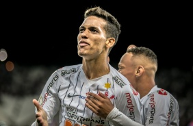 Menino Pedrinho comemora vitória sobre o Fortaleza, pelo Brasileirão, na Arena Corinthians