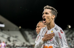 Pedrinho comemora vitria sobre o Fortaleza, pelo Brasileiro, na Arena Corinthians