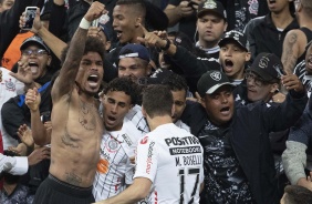Volante Jnior Urso comemora seu gol contra o Fortaleza, pelo Campeonato Brasileiro, na Arena