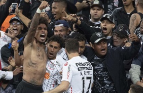 Volante Júnior Urso comemora seu gol contra o Fortaleza, pelo Campeonato Brasileiro, na Arena
