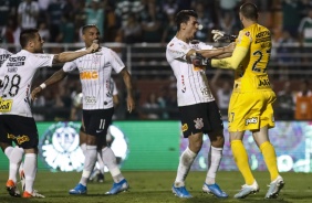Avelar comemora com Walter o pênalti agarrado pelo arqueiro, no duelo contra o Palmeiras