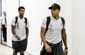 Gil e Gustavo chegam ao Pacaembu para jogo contra o Palmeiras, pelo Brasileiro